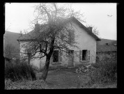 Maison du hameau de Graveleuse à Rosay, vue côté porte, un arbre au premier plan.