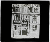 Reproduction d'une vue de la statue de Louis XII sur la façade du château de Blois.