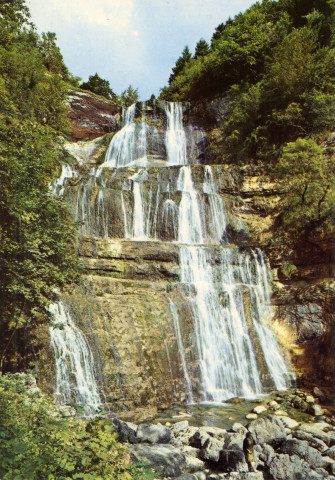 Les cascades du Hérisson (Jura). 39 E 4. Le Jura touristique - La cascade de l'Éventail (haut. 65m). Grenoble, André.