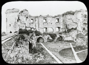 Reproduction d'une vue de l'intérieur des ruines du château de Coucy.