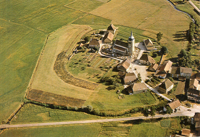 Colonne (Jura). 20298.Petite enceinte fortifiée à double fossé édifiée au XIIIème siècle. 57206 Sarreguemines, Pierron.