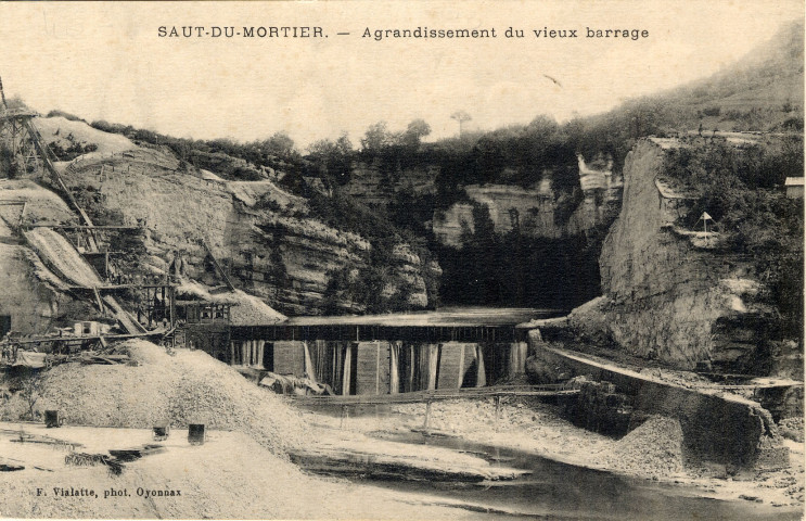 Menouilles (Jura). Le barrage du Saut-du-Mortier sur la rivière d'Ain. Agrandissement du vieux barrage. Oyonnax, F; Vialette photo.