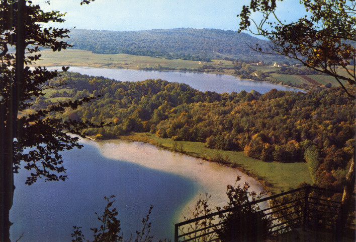 Lacs du grand Maclu et de la Motte (Jura). 39 F 2-Le Jura touristique - Belvédère des 4 lacs, le lac du Grand Maclu et le lac de la Motte. Grenoble, André.