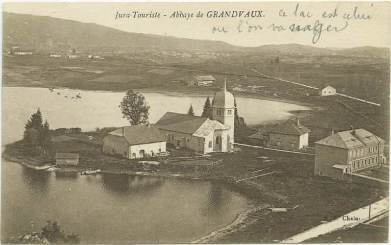 Abbaye-en-Grandvaux (Jura). L'église et le lac.