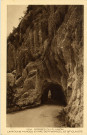 Les gorges du Flumen (Jura). 1904. La roche percée entre Septmoncel et Saint-Claude. Mulhouse-Dornach, Braun et Cie.