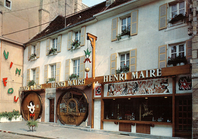 Arbois (Jura). Les deux Tonneaux, vue de l'Hôtel de ville. Salons de dégustation des grands vins Henri Maire. Imprimerie DEBAR.