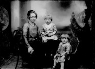 Une femme avec deux enfants. G. M. Arsure