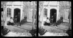 Quatre personnes posant dans le jardin de la maison du docteur Elisée Coutemoine à Morteau.