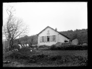 Maison du hameau de Graveleuse à Rosay, un homme est à la fenêtre.