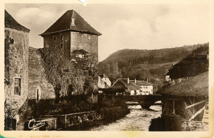 Arbois (Jura). 8.La tour Gloriette (1265) et le pont des Capucins.