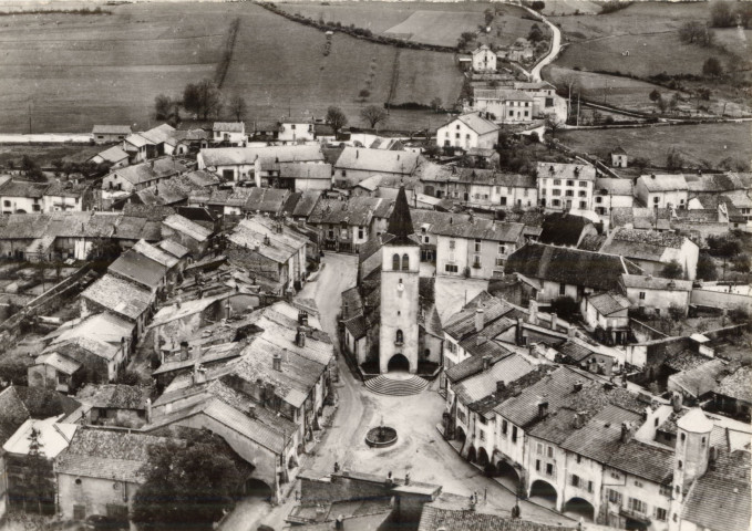 Arinthod (Jura). Une vue aérienne du village. Mâcon, imprimeur Combier.