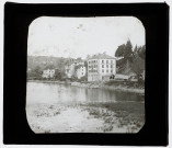 "Hôtel du pont P. Etevenard" et bâtiments au bord d'un cours d'eau.
