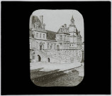 Reproduction d'une vue de l'escalier en fer à cheval et de la cour des adieux du château de Fontainebleau.