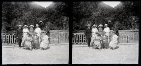 Groupe d'hommes et de femmes sur une terrasse à Prats-de-Mollo.
