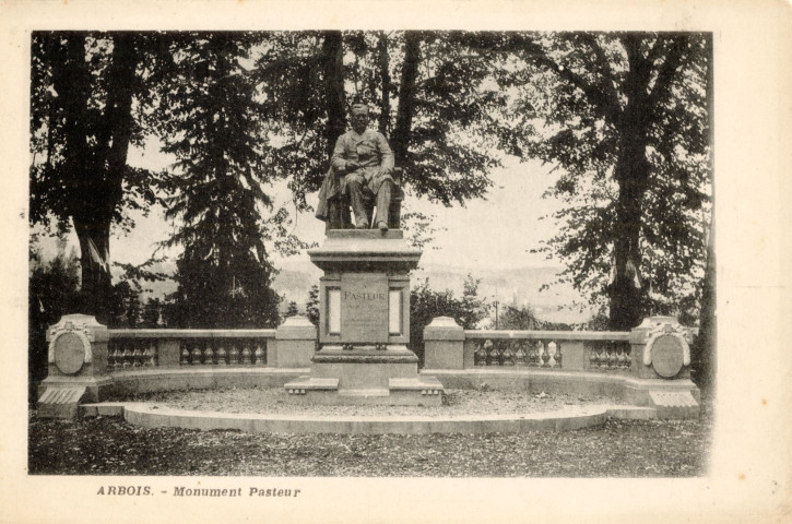 Arbois (Jura). Le monument Pasteur.