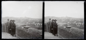 Deux femmes et un homme admirant Marseille depuis un point de vue.