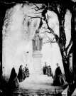 Femmes devant la statue de la Vierge