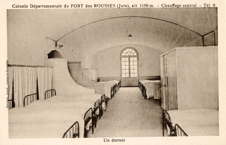 Les Rousses (Jura). La colonie départementale du fort des Rousses, alt.1150m. Un dortoir, le chauffage central, Tél-9. Lons-le-Saunier, Georges phot.