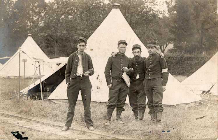 Châlons-en-Champagne (Marne). Le Camp de Châlons. Quatre soldats devant des tentes de toile blanche. Maîche-Ornans, Ch; Simon.