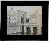 Reproduction d'une vue du portail d'honneur du château de Serrant.