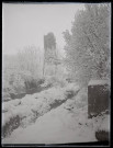 Paysage de neige, les ruines de la tour du château de Vers-en-Montagne en arrière-plan.