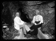 Maurice Peting de Pagnoz et son épouse Mathilde Coutemoine assis devant l'entrée d'une grotte.