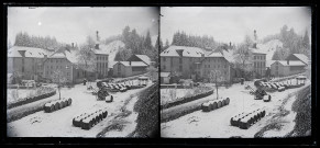 Charrettes et tonneaux dans la neige près de bâtiments, vers La Mure ou Le Bourg-d'Oisans.