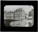 Reproduction d'une vue de la cour de la fontaine et l'étang des carpes du château de Fontainebleau.