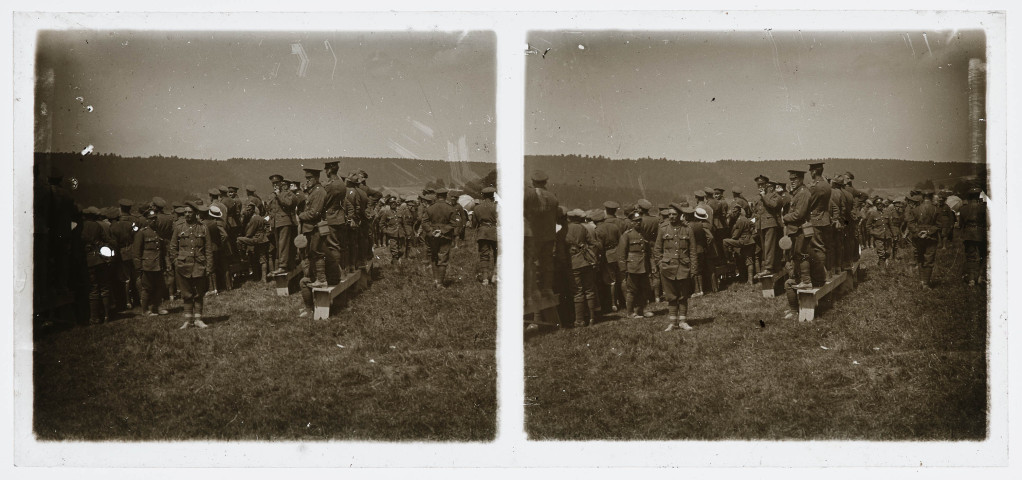 Fête canadienne entre Chapois et Le Larderet : groupes de militaires regardant les jeux.