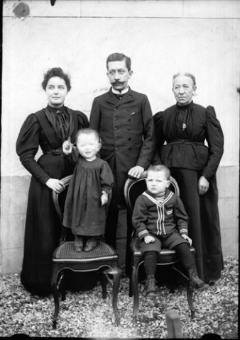 Trois adultes et deux enfants