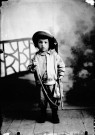 Enfant Louis Carre avec un cerceau. Plénise
