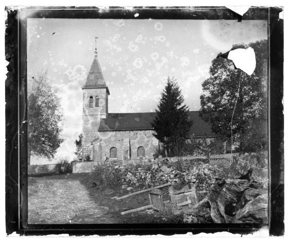 Eglise Saint-Laurent à Vers-en-Montagne, vue prise depuis la rue longeant le cimetière.