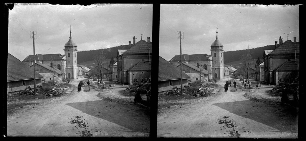 Grande Rue de La Chaux-de-Gilley, avec des cantonniers s'y affairant.