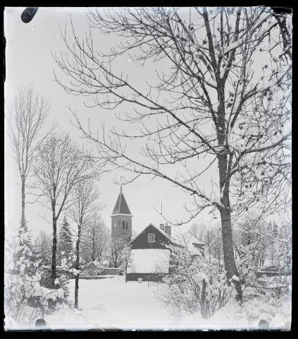 Paysage de neige, l'église Saint-Laurent de Vers-en-Montagne en arrière-plan.