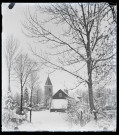 Paysage de neige, l'église Saint-Laurent de Vers-en-Montagne en arrière-plan.