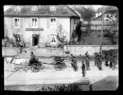 Manœuvres de la Compagnie de pompiers commandée par le lieutenant Alphonse Thouverey à Vers-en-Montagne, devant l'hôtel Tonnaire.