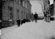 Gendarmes à Nozeroy. Neige