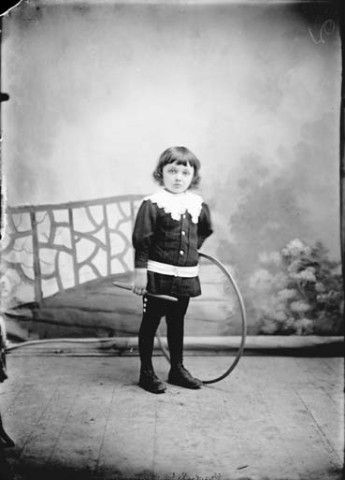 Enfant Bachelet avec cerceau. Saint-Germain