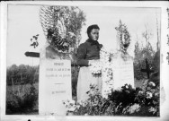 Reproduction. Une femme Renaud près d'une tombe. Gillois