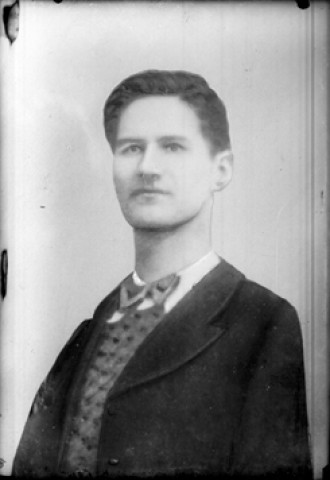 Reproduction. Un homme. Juliette. Salins