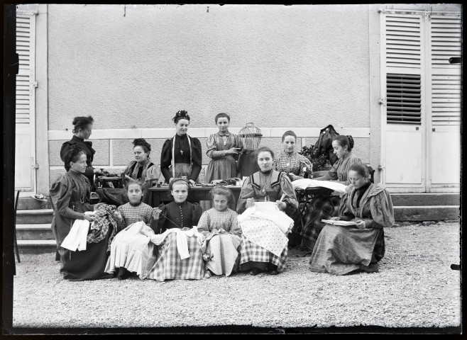 Groupe de jeunes filles pratiquant la couture en extérieur.