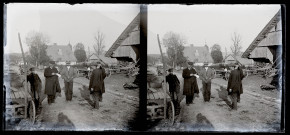 Groupe d'hommes près de charettes.