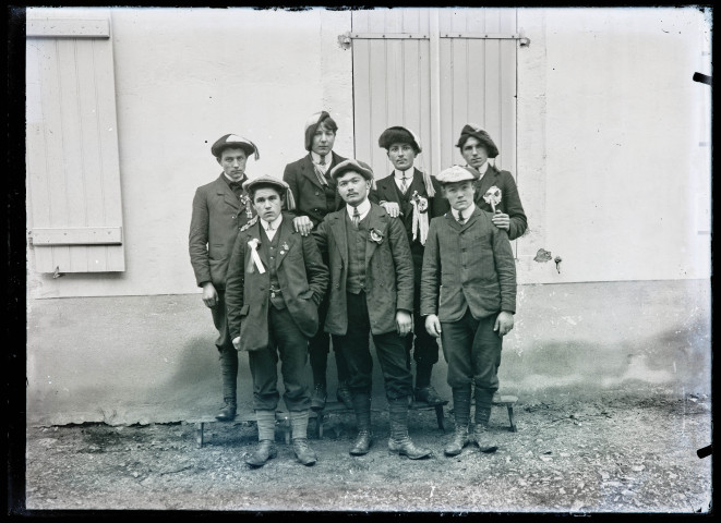 Portrait de groupe de sept jeunes conscrits des classes 18 et 19.