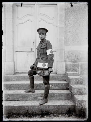 Portraits du Corps des forestiers canadiens et autres troupes : militaire du service médical du 165e bataillon canadien avec une besace.