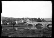 Maisons près d'un pont enjambant la Loue à Port-Lesney.