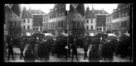 Cavalcade à Lons-le-Saunier sur le thème de la locomotion à travers les âges : un char place de la Liberté.