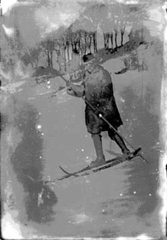 Homme avec des skis