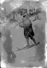 Homme avec des skis