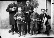 Cinq musiciens avec leurs instruments, trois violons, un hautbois et un violoncelle