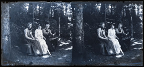 Trois femmes assises sur un banc en forêt. De gauche à droite : Anne Coutemoine, Emilie Vuillaume et Mathilde Coutemoine.